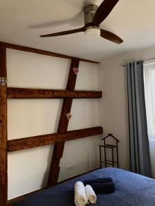 a bedroom with wooden beams on the wall at Au repos des vignes, chambres d'hôtes in Rosheim