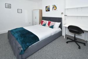 1 dormitorio con cama, escritorio y escritorio en Townhouse @ 202 Walthall Street Crewe, en Crewe