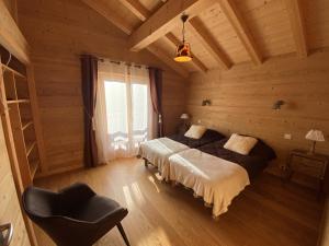 Ένα ή περισσότερα κρεβάτια σε δωμάτιο στο CHALET LE NANTET