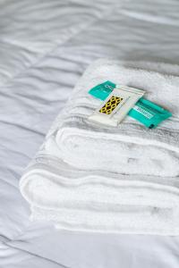 a white towel on top of a bed at Hostel Luna Country in El Chalten