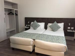 sypialnia z dużym łóżkiem z 2 poduszkami w obiekcie Phi Hotel Milano w mieście Baranzate