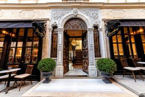 uma entrada para um edifício com mesas e cadeiras em Meroddi Barnathan Hotel em Istambul