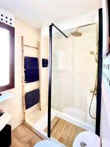 una doccia con una porta in vetro in un bagno di El Capricho a El Ronquillo