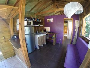 Кухня или мини-кухня в RARE : Bungalow bois avec piscine privée , Gîte ti plaisir
