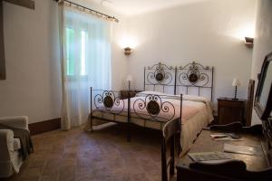 諾爾恰的住宿－方特安提卡農舍，一间卧室配有一张床和一张桌子