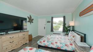 - une chambre avec un lit, une commode et une fenêtre dans l'établissement Heated Pool, Huge TV, Waterfront Tiki Bar & Grill, Close to Beaches, à Sarasota