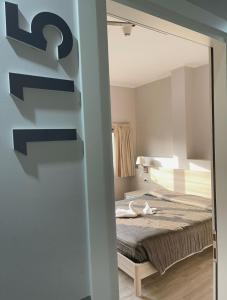 トレヴィーリオにあるHotel Meuble' Atlanticのベッドルーム1室(ベッド1台付)、スライド式ガラスドアが備わります。