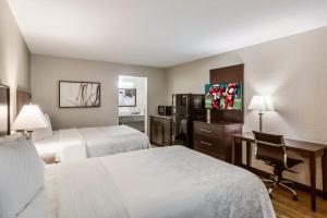 Postel nebo postele na pokoji v ubytování Red Roof Inn PLUS+ Dallas - Addison