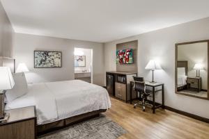Postel nebo postele na pokoji v ubytování Red Roof Inn PLUS+ Dallas - Addison