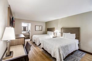 Postel nebo postele na pokoji v ubytování Red Roof Inn PLUS+ Dallas - Addison