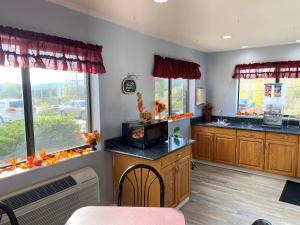 Kitchen o kitchenette sa Super 8 by Wyndham Altoona