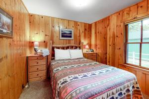 Giường trong phòng chung tại Moccasin Lake
