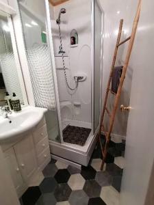 een witte badkamer met douche en wastafel bij Ô Pied Marin in Le Tréport