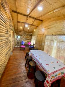 een kamer met een bed en stoelen in een hut bij Cabaña el kiosko in Zipaquirá