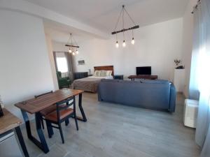 un soggiorno con divano, tavolo e letto di Pipo People House a Óbidos