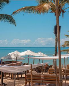 ポルト・セグロにあるCondominio Villa Aurora, 150m da Praia de Taperapuam!の海の景色を望むビーチ(椅子、パラソル付)