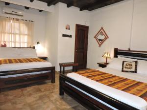 a bedroom with two beds and a window at Hotel Puerto Gaviota in Tonsupa
