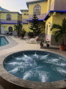 a hot tub in front of a building at Hotel Puerto Gaviota in Tonsupa