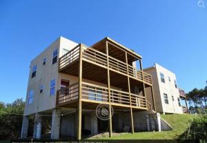 un gran edificio con un balcón en la parte superior. en Elementos del diablo, en Punta del Diablo