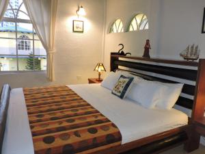 a bedroom with a large bed and a window at Hotel Puerto Gaviota in Tonsupa