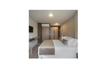 Un pat sau paturi într-o cameră la GOLDEN RESORT Gramado
