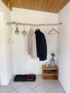 フュッセンにあるAllgäuglück - natur & stadtnahのコートラックと木製キャビネット付きの客室です。