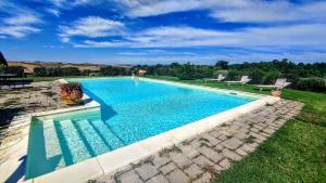 a swimming pool in the middle of a yard at Il Poggio in Montisi