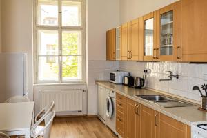 O bucătărie sau chicinetă la Welcome Hostel & Apartments Praguecentre