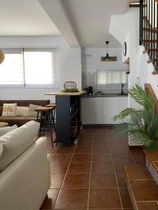 un soggiorno con divano e cucina di El Capricho a El Ronquillo