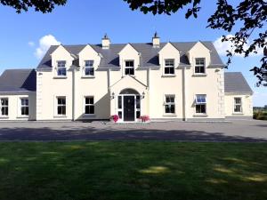 a large white house with a large driveway at Single or Twin Room in Lovely Country Residence in Nobber