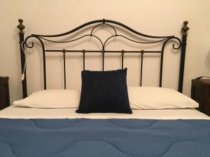 Un pat sau paturi într-o cameră la l'eco dei Papi