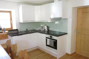 A kitchen or kitchenette at aeki TYROL