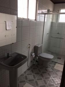 a bathroom with a toilet and a sink at Apartamento Suíte em Soure. in Soure