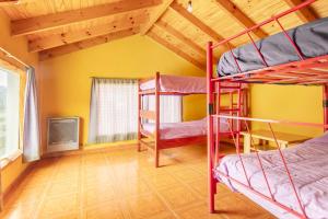 Двухъярусная кровать или двухъярусные кровати в номере Hostel Luna Country