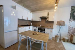 Imagen de la galería de La Méditerranée Appartement au coeur du Village 50 m de la plage, en Le Grau-du-Roi