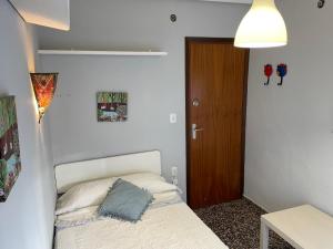 A bed or beds in a room at APARTAMENTO TURISTICO MILLAN