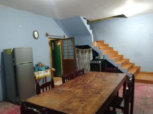 una cucina con tavolo in legno e frigorifero di Aquetzali Kin Casa Privada con alberca a Cuautla Morelos