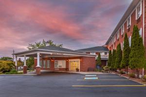 un estacionamiento frente a un edificio en SureStay Plus Hotel by Best Western Kincardine en Kincardine