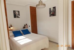 Łóżko lub łóżka w pokoju w obiekcie Holiday House Torre Mata