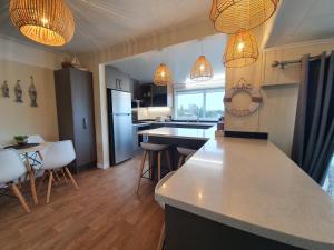 Kuchyň nebo kuchyňský kout v ubytování Stanmore Bay Beach House + 37 fotografií