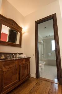 uma casa de banho com um lavatório, um espelho e um WC. em Magnolia Hotel Boutique em Buenos Aires