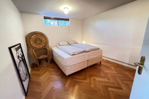 sypialnia z łóżkiem i drewnianą podłogą w obiekcie Cozy centrally located apartment in Reykjavik w Reykjavík