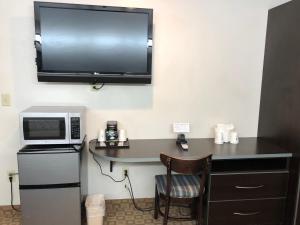 Kuchyň nebo kuchyňský kout v ubytování Microtel Inn & Suites by Wyndham Klamath Falls