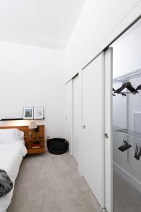 - une chambre avec un lit et une porte coulissante en verre dans l'établissement Flexhome Skywalk to Fiserv 1BR Apt U3 - READ INFO, à Milwaukee