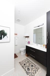 Bilik mandi di Modern 1BR Apt with Skywalk to Fiserv, Rooftop, and Parking