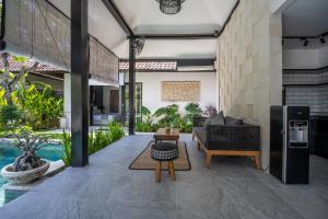 una sala de estar con un sofá y una mesa en Jagaditha Villas, en Sanur
