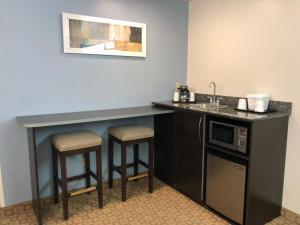 Kuchyň nebo kuchyňský kout v ubytování Microtel Inn & Suites by Wyndham Klamath Falls
