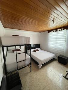 two bunk beds in a room with a wooden ceiling at Casa Blanca Increíble (Casa Completa) in Valledupar