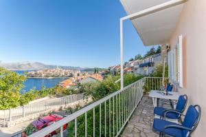 balcón con sillas, mesa y vistas al agua en Apartment Town View en Korčula