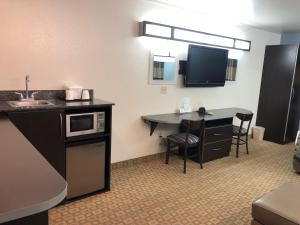 Kuchyň nebo kuchyňský kout v ubytování Microtel Inn & Suites by Wyndham Klamath Falls